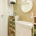 Downtown - Your Modern Escape Near Ateneul Apartment