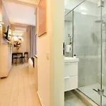 Downtown - Your Modern Escape Near Ateneul Apartment *