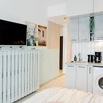 Downtown - Your Modern Escape Near Ateneul Apartment *