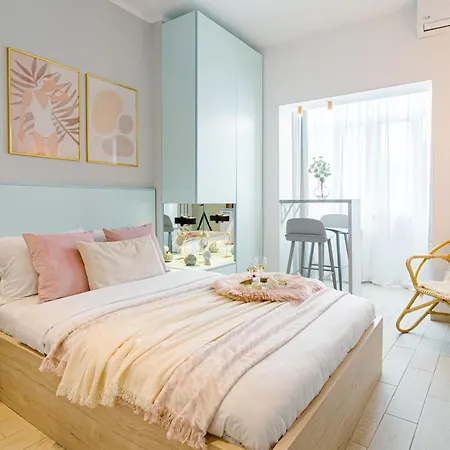 Downtown - Your Modern Escape Near Ateneul Apartment
