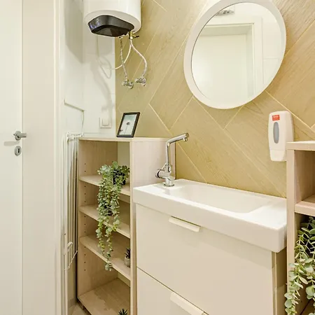 Downtown - Your Modern Escape Near Ateneul Appartamento