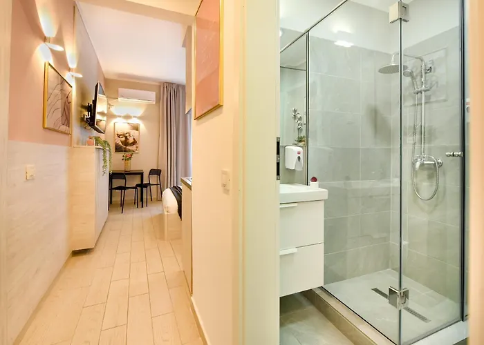 Downtown - Your Modern Escape Near Ateneul Apartmán *