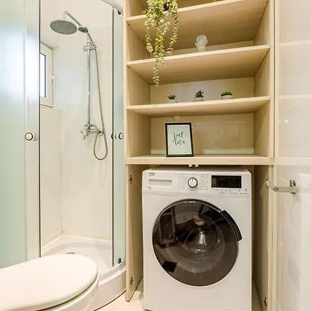 Downtown - Your Modern Escape Near Ateneul Apartment *